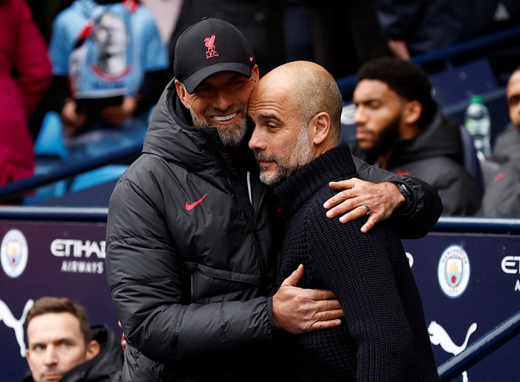 HLV Pep Guardiola (phải) chắc chắn sẽ rất nhớ Jurgen Klopp - Ảnh: REUTERS