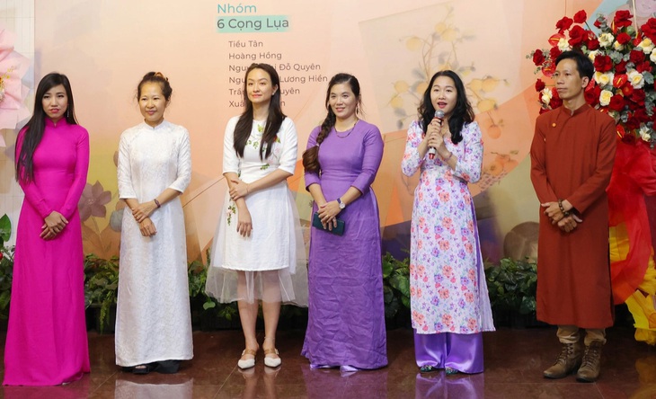 6 họa sĩ của nhóm 6 Cọng Lụa ví mình như những cọng tơ mỏng, nhờ duyên lành với hội họa mà đan kết lại với nhau thành một bức tranh lớn Duyên tơ - Ảnh: BTC