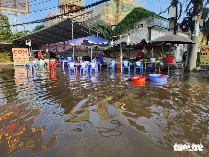 Nhiều hàng quán của người dân ở khu vực phường 10, thành phố Mỹ Tho buôn bán ế ẩm do nước dâng cao - Ảnh: HOÀI THƯƠNG