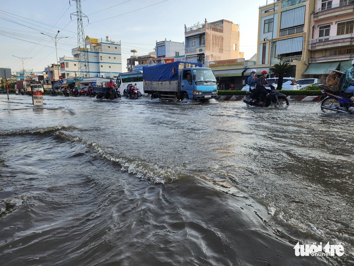 Triều cường dâng cao gây ngập nhiều tuyến đường ở TP Mỹ Tho 