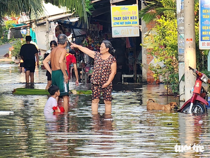 Nhà dân ở phường 10, TP Mỹ Tho bị nước ngập do triều cường 