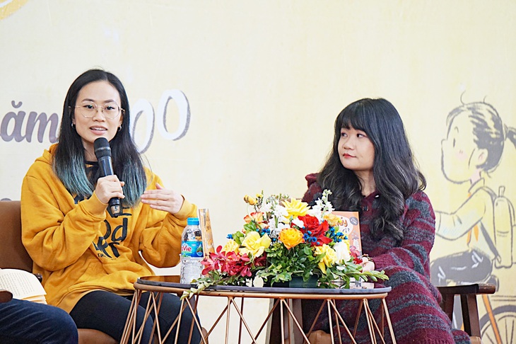 Học sinh chúng mình 2000 hồi ấy: Thời này chúng ta thích hoài niệm hơn?- Ảnh 1. Họa sĩ X.Lan (trái) và Trang Neko tại buổi ra mắt sách Học sinh chúng mình 2000 hồi ấy - Ảnh: T.ĐIỂU