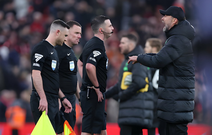 Ông Jurgen Klopp tranh cãi với trọng tài Michael Oliver sau trận đấu - Ảnh: GETTY