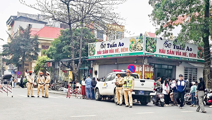 Chiều 8-3, lực lượng công an chốt chặn ở khu vực ngã tư Phố Chiến - Đội Cấn (TP Vĩnh Yên, Vĩnh Phúc) - nơi có nhà riêng của Bí thư Tỉnh ủy Vĩnh Phúc Hoàng Thị Thúy Lan. Sau đó có thông tin bà Lan bị bắt - Ảnh: ANH KHÔI