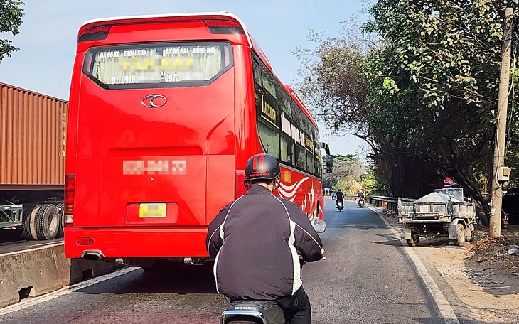 Xe khách chạy quá ẩu trên quốc lộ, cao tốc khiến dân phải né