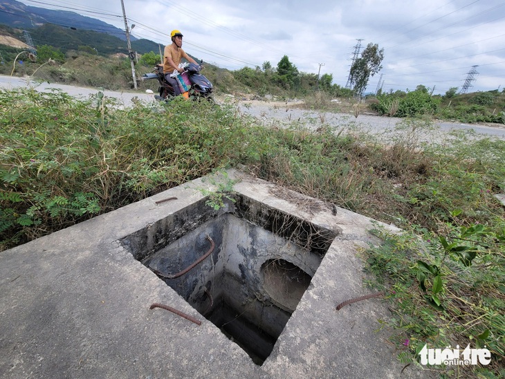 Cống thoát nước sát bên đường ở dự án khu đô thị Phúc Khánh 1 không có nắp đậy, mất an toàn - Ảnh: TRẦN HƯỚNG