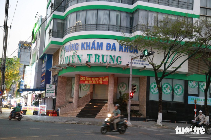 Phòng khám đa khoa Miền Trung đóng cửa, treo bảng cho thuê nguyên căn (ảnh chụp tối 12-3) - Ảnh: ĐOÀN NHẠN