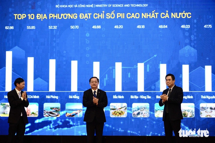 Đại diện Bộ Khoa học và Công nghệ thực hiện nghi thức công bố kết quả chỉ số đổi mới sáng tạo cấp địa phương năm 2023 - Ảnh: NGUYÊN BẢO