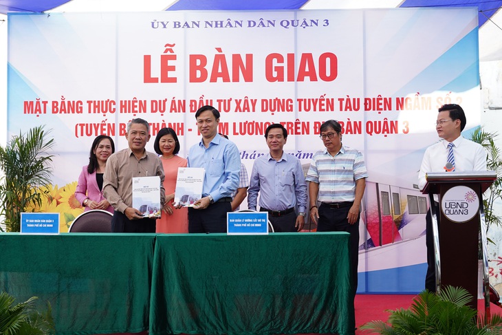 Chủ tịch UBND quận 3 Võ Văn Đức bàn giao mặt bằng làm metro số 2 cho đại diện Ban quản lý đường sắt đô thị TP.HCM sáng 12-3 - Ảnh: CHÂU TUẤN