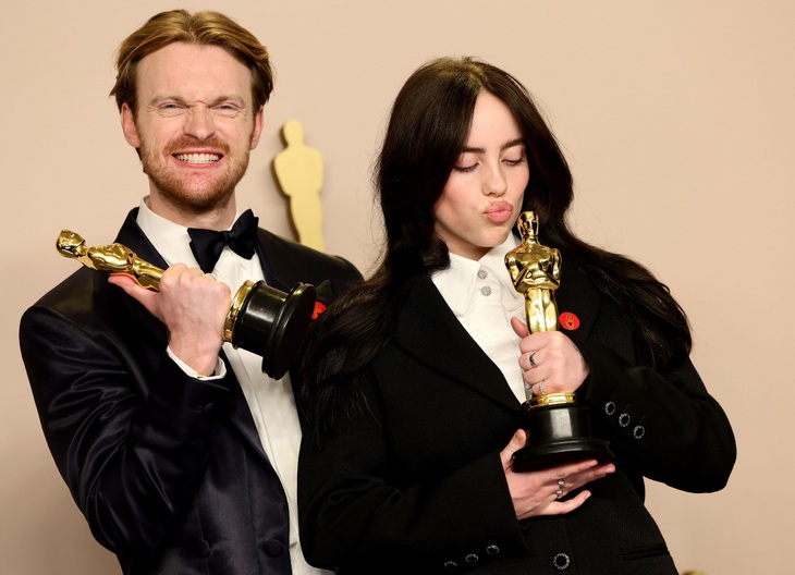 Ý nghĩa của chiếc ghim đỏ mà các ngôi sao đeo ở lễ trao giải Oscar 2024- Ảnh 1.