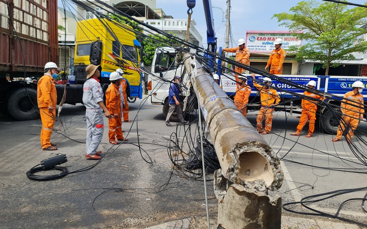 Nhiều trụ điện bị gió lốc quật ngã, khẩn trương khôi phục cấp điện cho dân - Ảnh 2.
