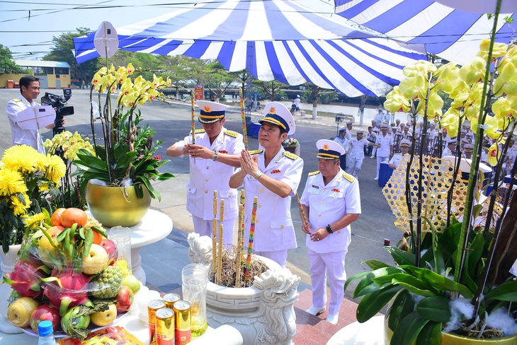 Đại biểu thắp hương tại tượng đài - Ảnh: CẨM NƯƠNG 