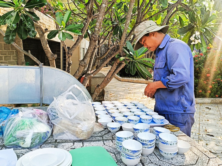 Hằng tháng, vào mùng 1 âm lịch và ngày rằm, những người làm việc tại đây dâng mâm cơm tưởng nhớ các liệt sĩ