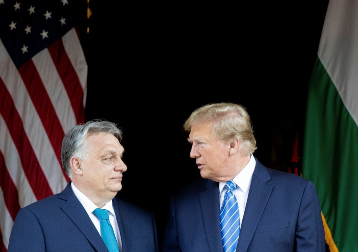 Thủ tướng Hungary Viktor Orban trong buổi gặp với cựu tổng thống Mỹ Donald Trump tại dinh thự Mar-a-Lago ngày 8-3 - Ảnh: AFP