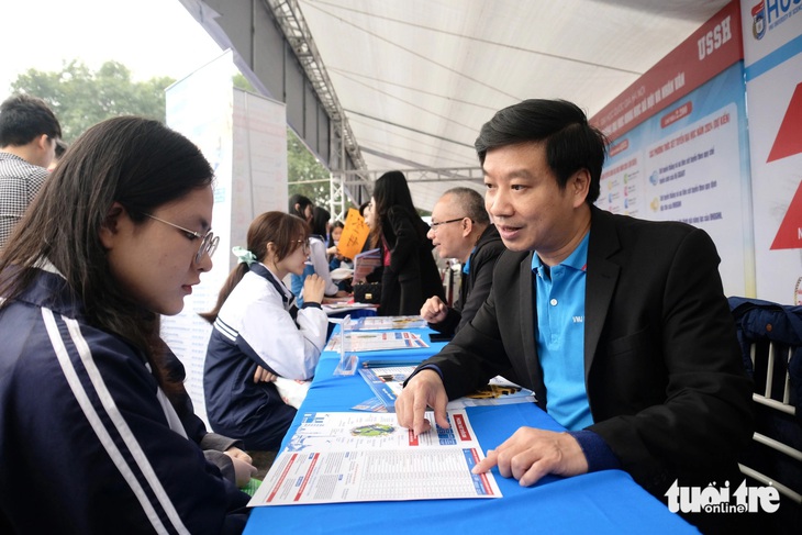 Học sinh lắng nghe thông tin tư vấn tại gian hàng Trường đại học Khoa học tự nhiên - Ảnh: NGUYÊN BẢO