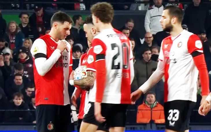 Mạng xã hội dậy sóng khi Feyenoord được hoãn trận đấu vì Van Persie - Ảnh 3.