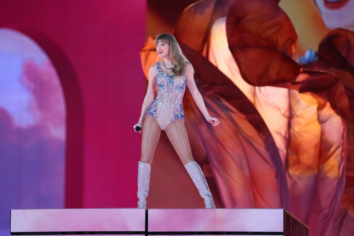 Taylor Swift trong đêm diễn đầu tiên The Eras Tour ở Singapore - Ảnh: TAS