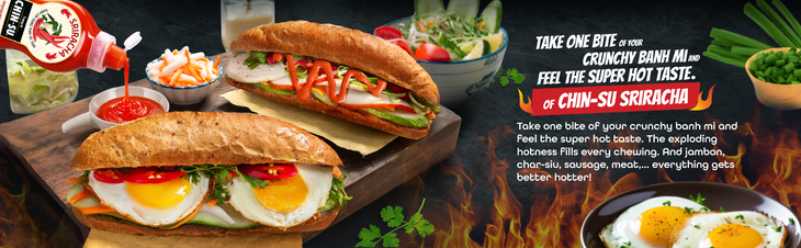 Tương ớt Sriracha kết hợp cùng bánh mì Việt Nam.