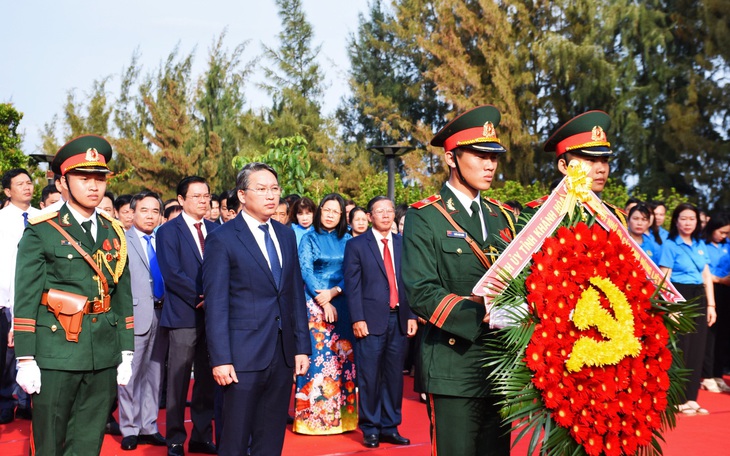 Tưởng niệm chiến sĩ Gạc Ma: Mãi biết ơn những người nằm lại phía chân trời