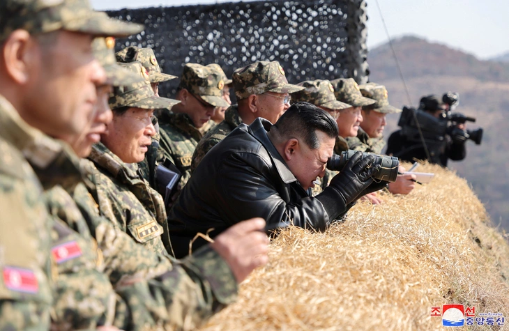 Nhà lãnh đạo Triều Tiên Kim Jong Un quan sát cuộc trình diễn quân sự ngày 13-3 - Ảnh: KCNA