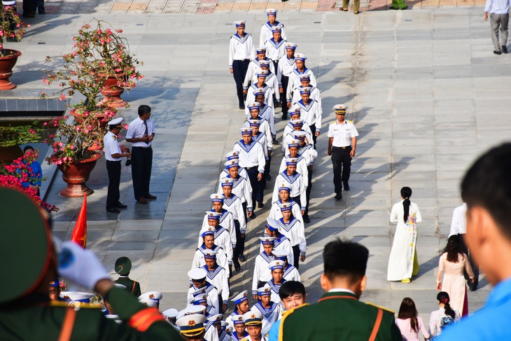 Nhiều đoàn khách đến khu tưởng niệm để tưởng nhớ sự kiện Gạc Ma 36 năm về trước và sự hy sinh của các chiến sĩ trong trận chiến giữ đảo - Ảnh: TRẦN HOÀI