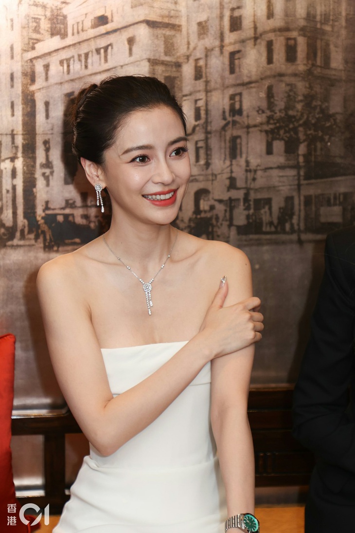 Angelababy trông gầy guộc, xanh xao