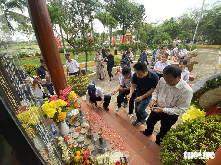 Đồng đội, thân nhân liệt sĩ hy sinh trong trận chiến Gạc Ma đến dâng hương tưởng niệm tại đình Nại Nam - Ảnh: TRƯỜNG TRUNG