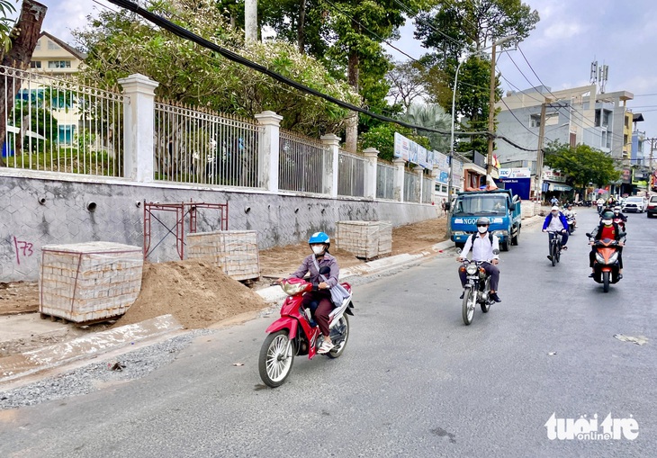 Đường Võ Văn Ngân đang được nhà thầu đẩy nhanh tiến độ xây dựng các hạng mục còn lại. Hình ảnh ghi nhận chiều 13-3 - Ảnh: CHÂU TUẤN