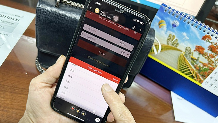 Người dân có thể tra cứu thông tin quyết toán trên app eTax Mobile của ngành thuế để kiểm tra việc quyết toán thuế - Ảnh: T.T.D.