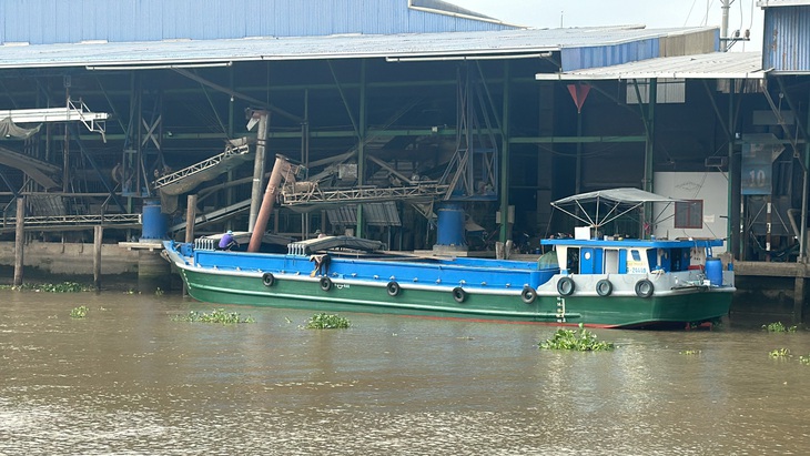 Công ty Tân Phát (xã Bình Thạnh Trung, huyện Lấp Vò, tỉnh Đồng Tháp) với hoạt động xay xát, lau bóng gạo, ép củi trấu bị người dân phản ảnh phát thải nhiều bụi ra môi trường - Ảnh: ĐẶNG TUYẾT