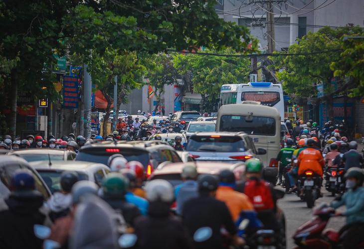 Đường số 2 tuyến chính nối Kha Vạn Cân ùn ứ sáng chiều, xe leo lề, vỉa hè bể nát- Ảnh 4.