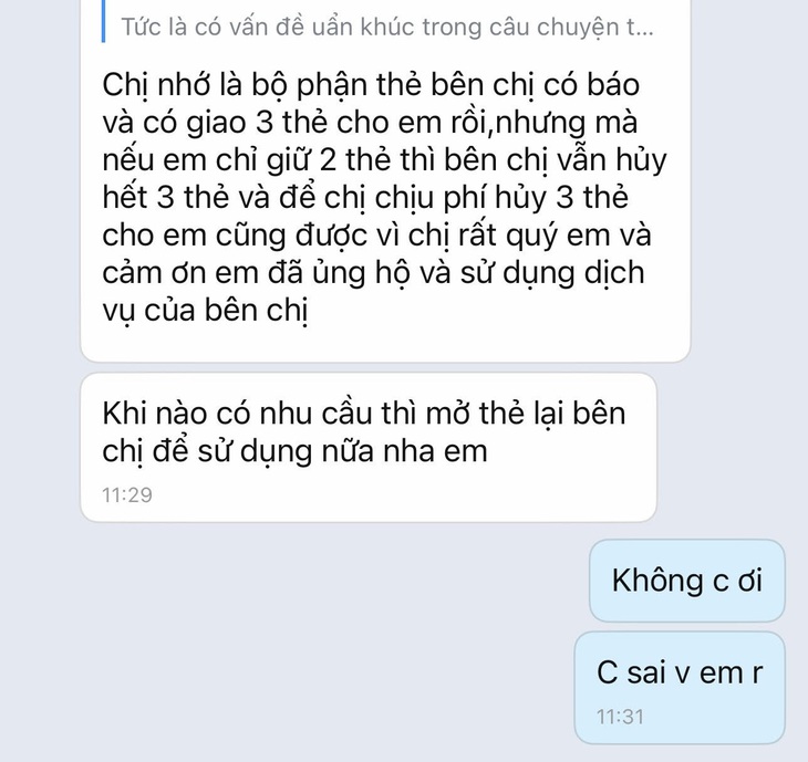 Đoạn trao đổi với nhân viên tín dụng thuộc nhóm ngân hàng Big4 về việc mở thẻ tín dụng và &quot;quên&quot; đưa một thẻ - Ảnh: T.T.