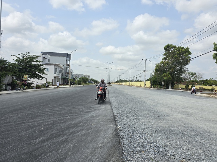 1,7km đường vành đai sân bay Cần Thơ thi công trễ gần 4 năm, chỉ mới thảm nhựa một bên - Ảnh: CHÍ HẠNH