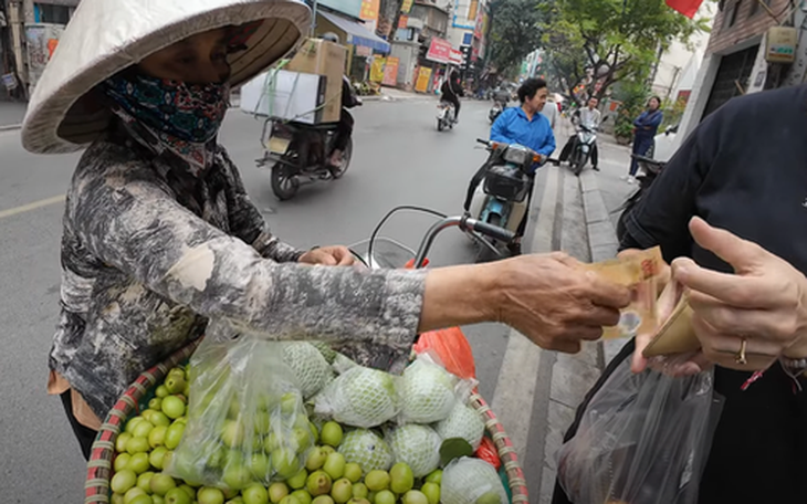 Phạt người bán hàng rong tính bán túi táo nhỏ giá 200.000 đồng cho khách Tây