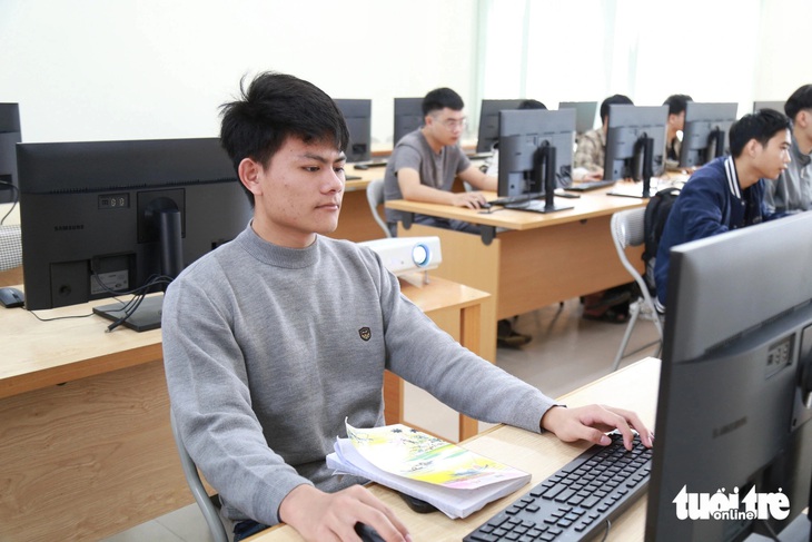 Trường đại học Bách Khoa Đà Nẵng đầu tư phòng thực hành thiết kế vi mạch với hệ thống máy tính cài đặt bộ công cụ thiết kế vi mạch chuẩn công nghiệp (Cadence) phục vụ đào tạo chuyên ngành vi mạch - Ảnh: ĐOÀN NHẠN