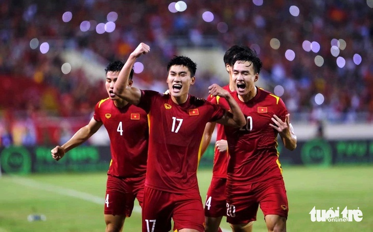 Tiền đạo Nhâm Mạnh Dũng (17) từng tỏa sáng tại SEA Games 31 với bàn thắng giúp U23 Việt Nam thắng U23 Thái Lan và giành huy chương vàng - Ảnh: NAM TRẦN