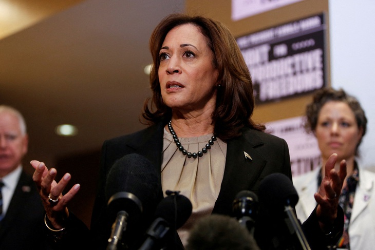 Phó tổng thống Mỹ Kamala Harris phát biểu với báo giới sau chuyến thăm lịch sử đến phòng khám Planned Parenthood ngày 14-3 - Ảnh: REUTERS