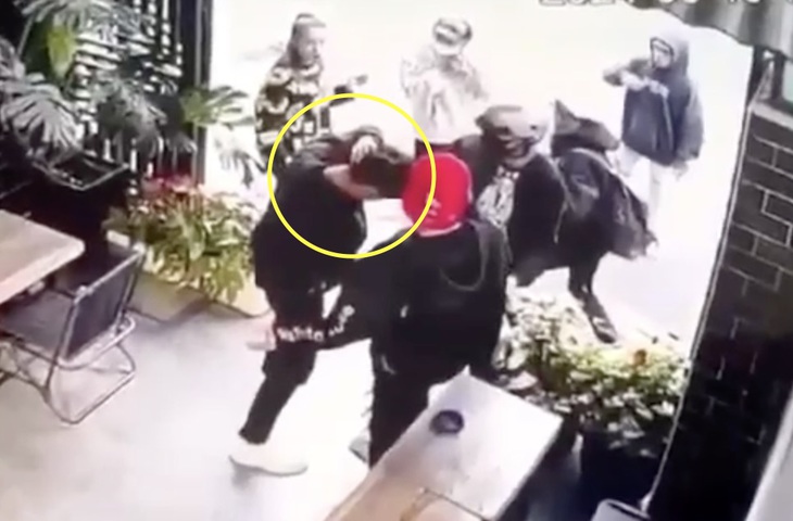 Nam thanh niên 18 tuổi tại Đà Lạt bị tấn công, đâm tử vong giữa ban ngày- Ảnh 1. Nam thanh niên tên N.T.T. (18 tuổi, thường trú phường 4, TP Đà Lạt) bị đâm vào người sau khi xô xát với nhóm bạn - Ảnh: L.A