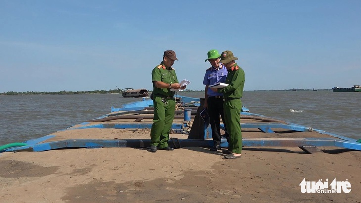 Công an tỉnh Tiền Giang phối hợp Viện kiểm sát nhân dân tỉnh khám nghiệm hiện trường - Ảnh: HOÀI ANH