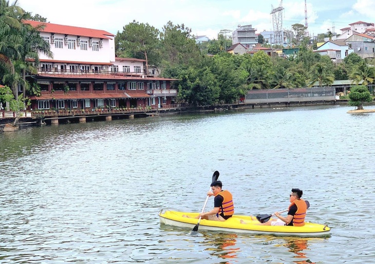 Tại Gia Nghĩa, nhiều khu lưu trú hiện đại cũng sẽ là điểm đến thú vị cho du khách. Trong ảnh: Du khách lưu trí, vui chơi trong khách sạn Logde Gia Nghĩa - Ảnh: TRUNG TÂN