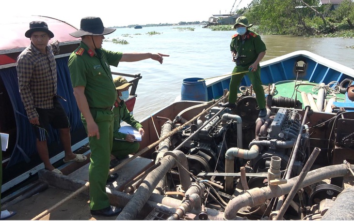 Bộ Công an bắt 16 sà lan bơm hút cát trái phép trên sông Tiền