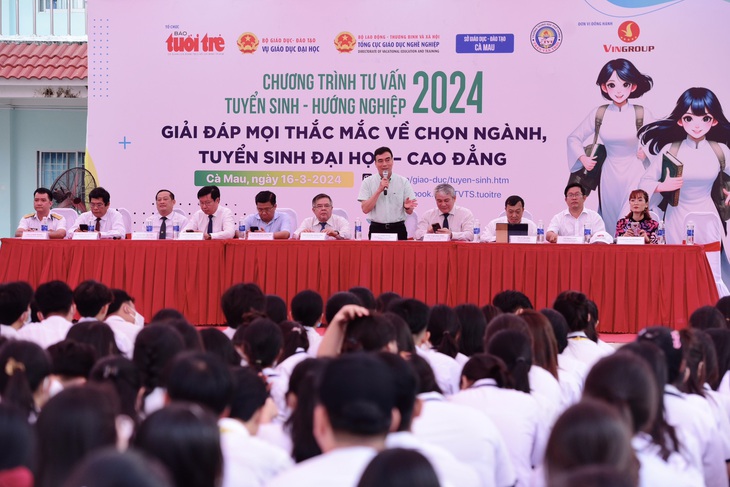 Ban tư vấn đang giải đáp thắc mắc cho học sinh tại chương trình tư vấn tuyển sinh - hướng nghiệp ở Trường THPT Trần Văn Thời, huyện Trần Văn Thời, Cà Mau sáng 16-3 - Ảnh: DUYÊN PHAN