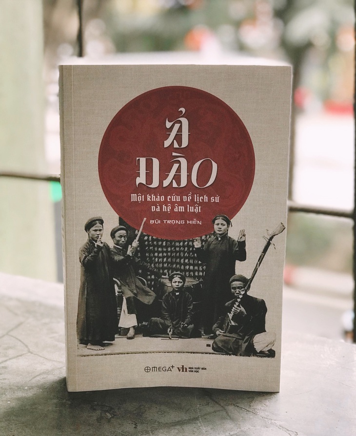 Cuốn khảo cứu về ả đào của nhà nghiên cứu Bùi Trọng Hiền là kết quả suốt 9 năm nghiên cứu, dày gần 600 trang - Ảnh: ĐẬU DUNG