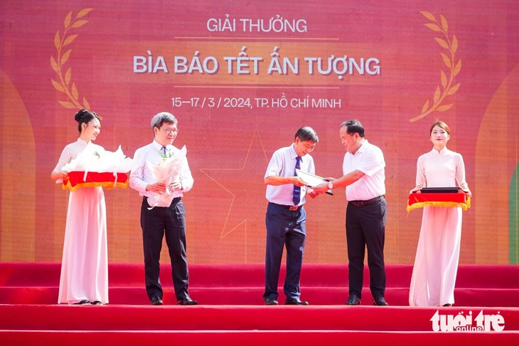 Đại diện báo Tuổi Trẻ nhận giải A giải Bìa báo Tết ấn tượng - Ảnh: HỮU HẠNH