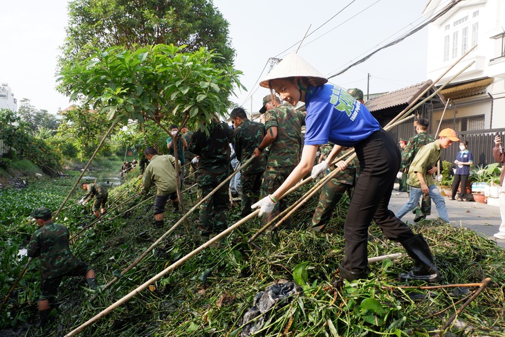 Hoa hậu Liên lục địa Lê Nguyễn Bảo Ngọc dọn rác Chủ nhật xanh