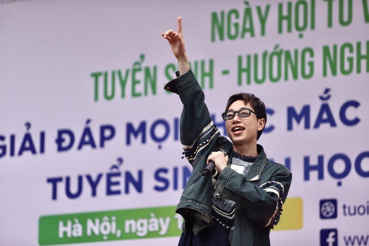 Rapper Double2T tại ngày hội - Ảnh: NGUYỄN KHÁNH