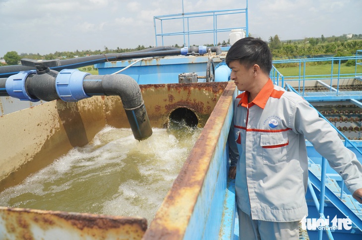 Độ mặn trong hồ nước ngọt Kênh Lấp dù đã lên 0,7 phần ngàn nhưng vẫn là nguồn nước thô khá tốt để nhà máy nước gần đó khai thác, nhằm pha loãng độ mặn nguồn nước thô lấy từ kênh nội đồng - Ảnh: MẬU TRƯỜNG