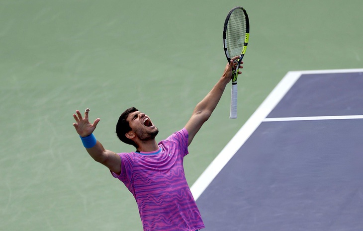 Carlos Alcaraz ăn mừng chức vô địch Indian Wells Open 2024 - Ảnh: GETTY