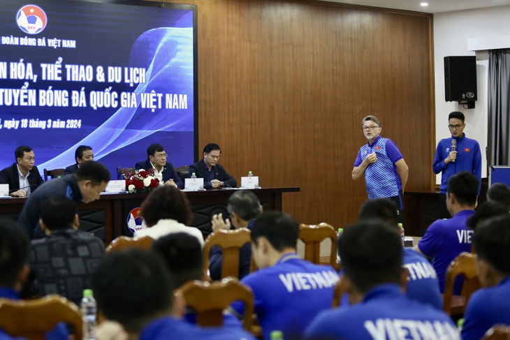 HLV Philippe Troussier đặt tay lên ngực trái, động viên các cầu thủ thi đấu vì màu cờ sắc áo - Ảnh: HOÀNG TÙNG