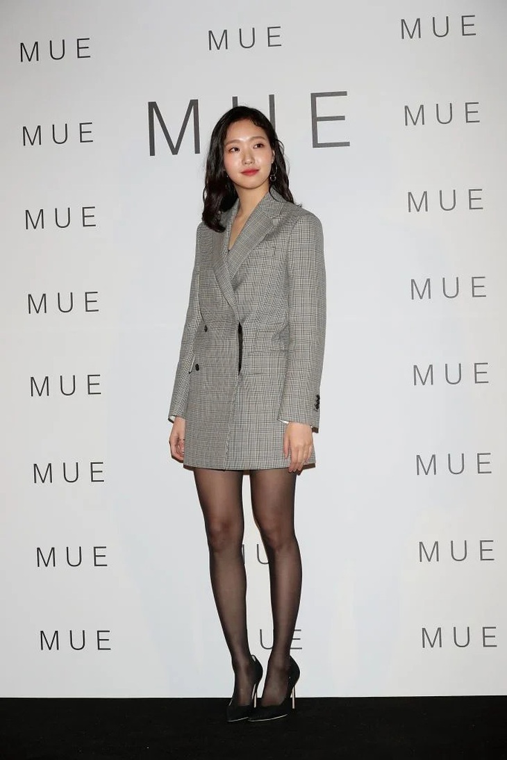 Kim Go Eun tham dự buổi chụp hình cho MUE vào ngày 28-3-2018 tại Seoul, Hàn Quốc, phối vest xám với tất đen và giày cao gót, đi kèm trang sức bạc đơn giản. Nữ diễn viên diện trang phục tối giản nhưng vẫn toát lên vẻ sang trọng, nổi bật - Ảnh: WireImage